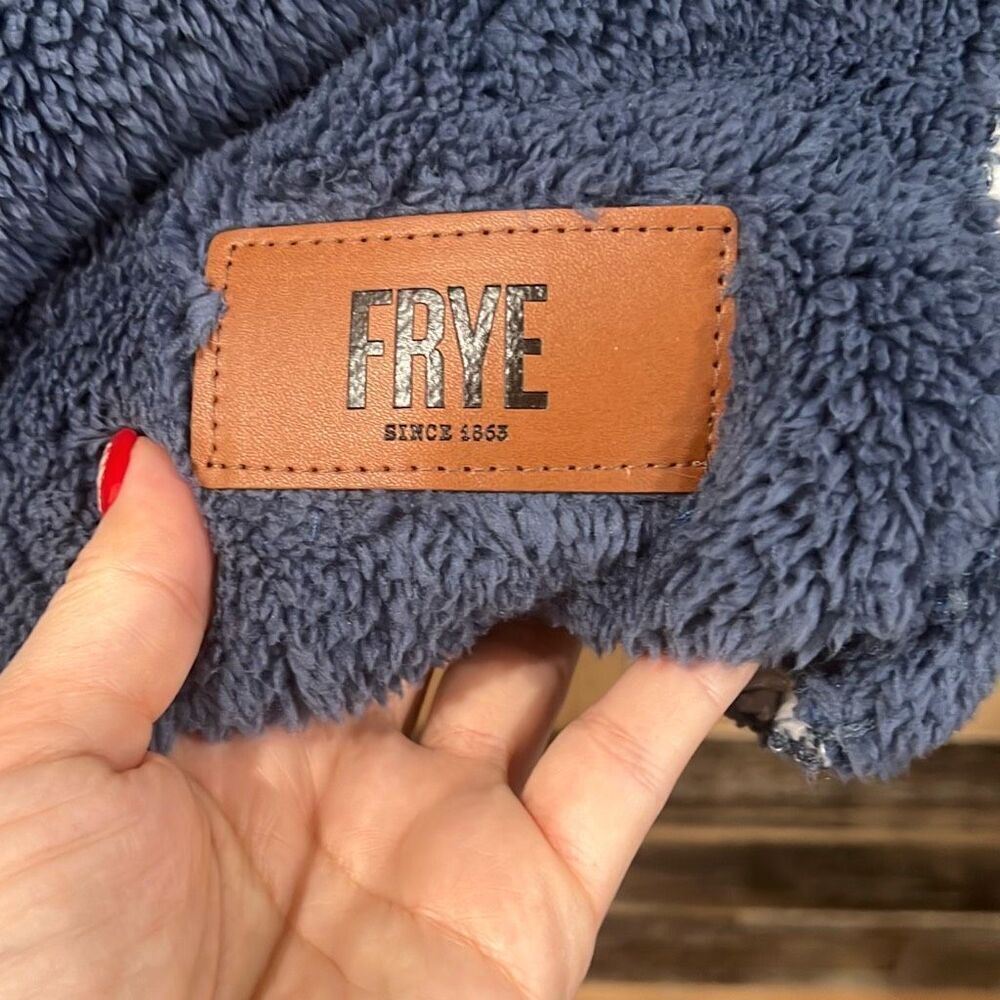 Frye NWT Sherpa Blanket Throw Reversible white Blue 50" x 60" - Picture 5 of 8
